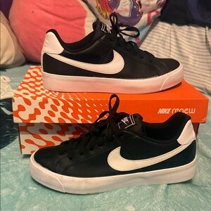 New in box Nike black n white shiney leather sneakers size 9